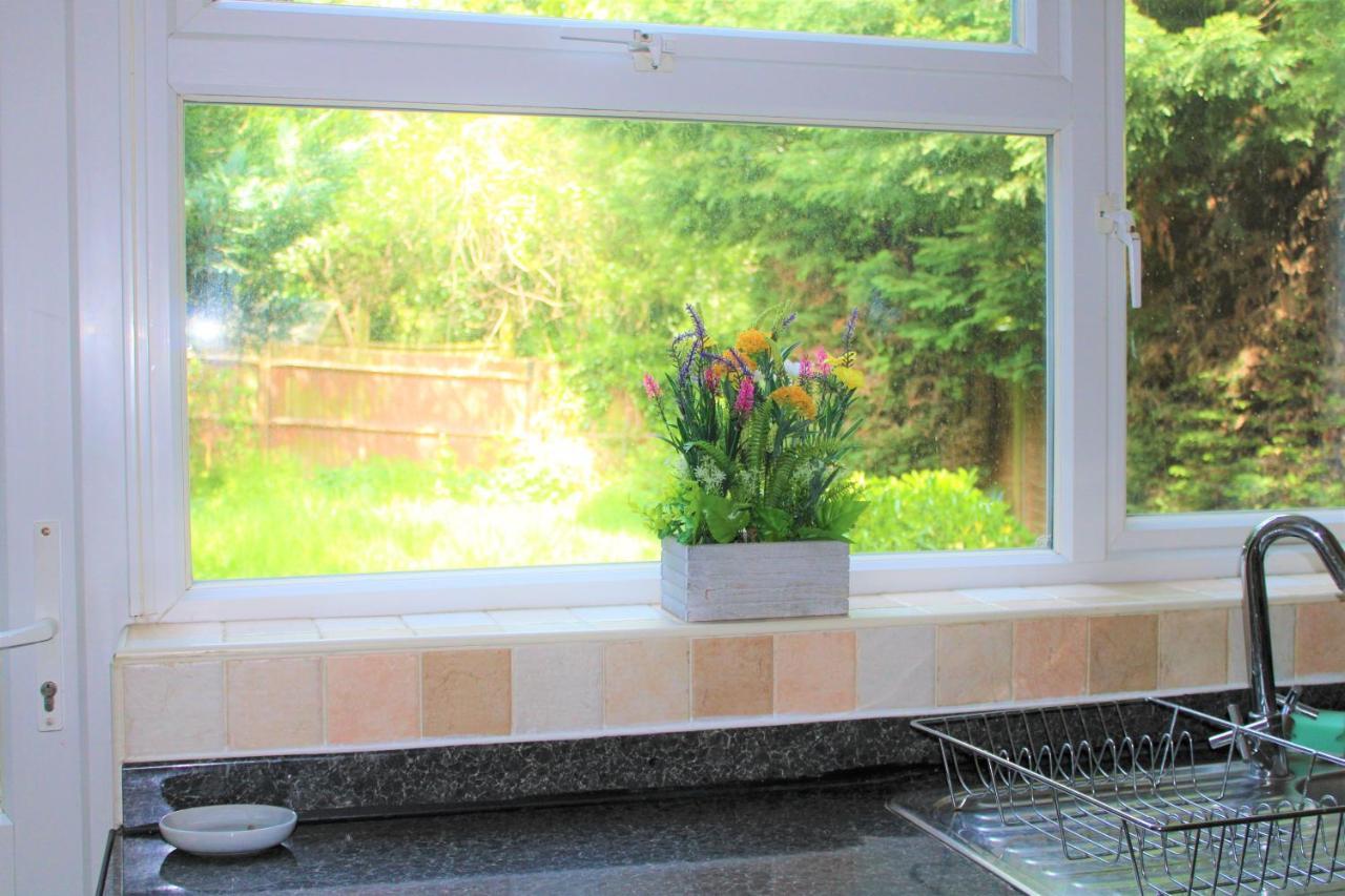 Дом отдыха Homely And Budget Friendly 3 Bed House Sleeps 6 Free Parking! *