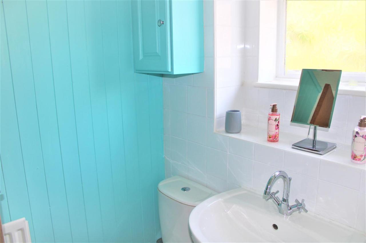 Homely And Budget Friendly 3 Bed House Sleeps 6 Free Parking! * Милтон-Кейнс